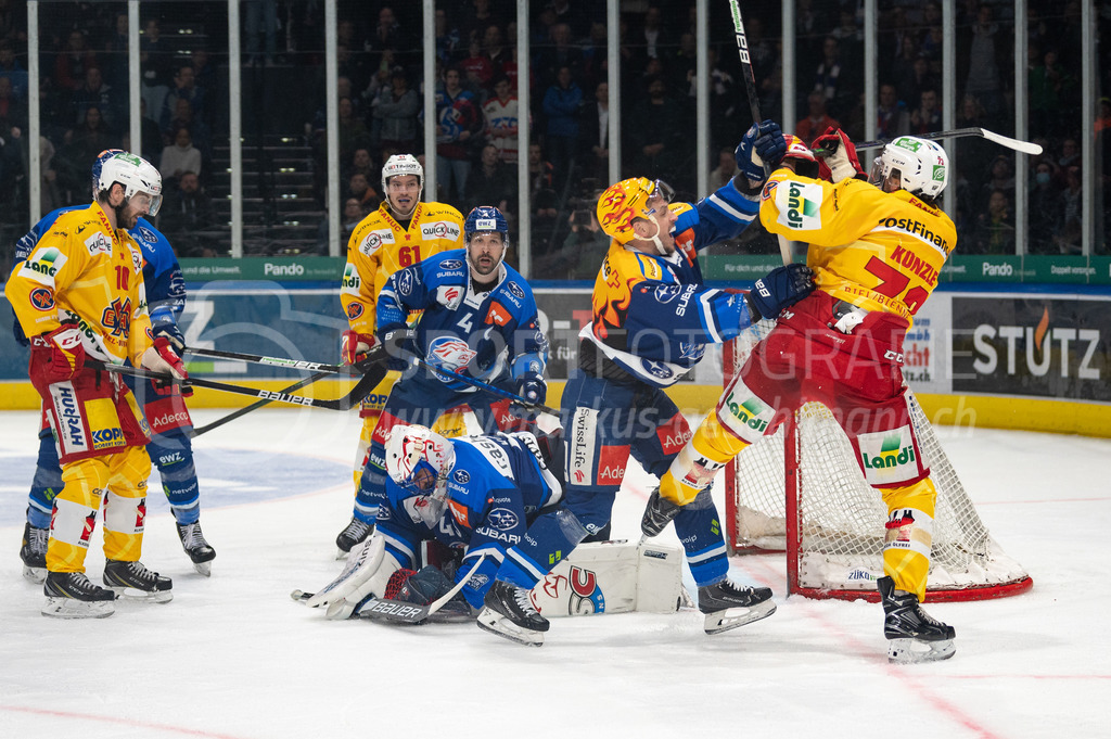 Playoffs: ZSC Lions - EHC Biel-Bienne | 04.04.2022, Zurich, Hallenstadion, Playoffs: ZSC Lions - EHC Biel-Bienne, heisse Szene in den Schlussminuten vor #43 Torhüter Jakub Kovar (ZSC). Topscorer Sven Andrighetto (ZSC) räumt #73 Mike Künzle (Biel) zur Seite, #4 Patrick Geering (ZSC) schaut zu. - Realisiert mit Pictrs.com