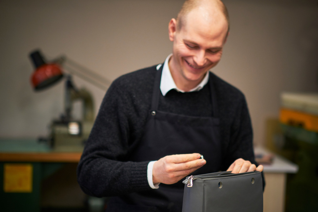 Albert Pattermann Wien | WIen, Austria - February 28, 2020; Albert Pattermann Wien; Alexander Rippka bei der Ösenmontage. - Realisiert mit Pictrs.com