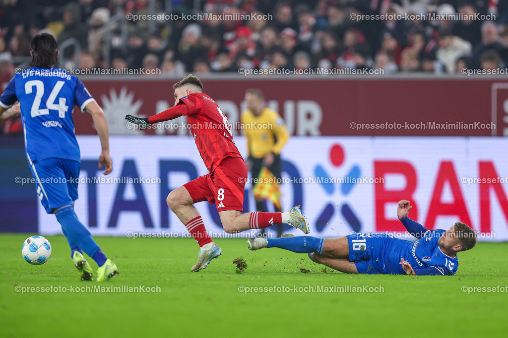 Due20122401044 | 20.12.2024, Fußball, Fortuna Düsseldorf - 1. FC Magdeburg, 2. Bundesliga, Merkur Spiel-Arena, Saison 2024 2025: Isak Johannesson (Fortuna Düsseldorf #8) im Zweikampf gegen Marcus Mathisen (1.FC Magdeburg #16)DFB regulations prohibit any use of photographs as image sequences and or quasi-video.