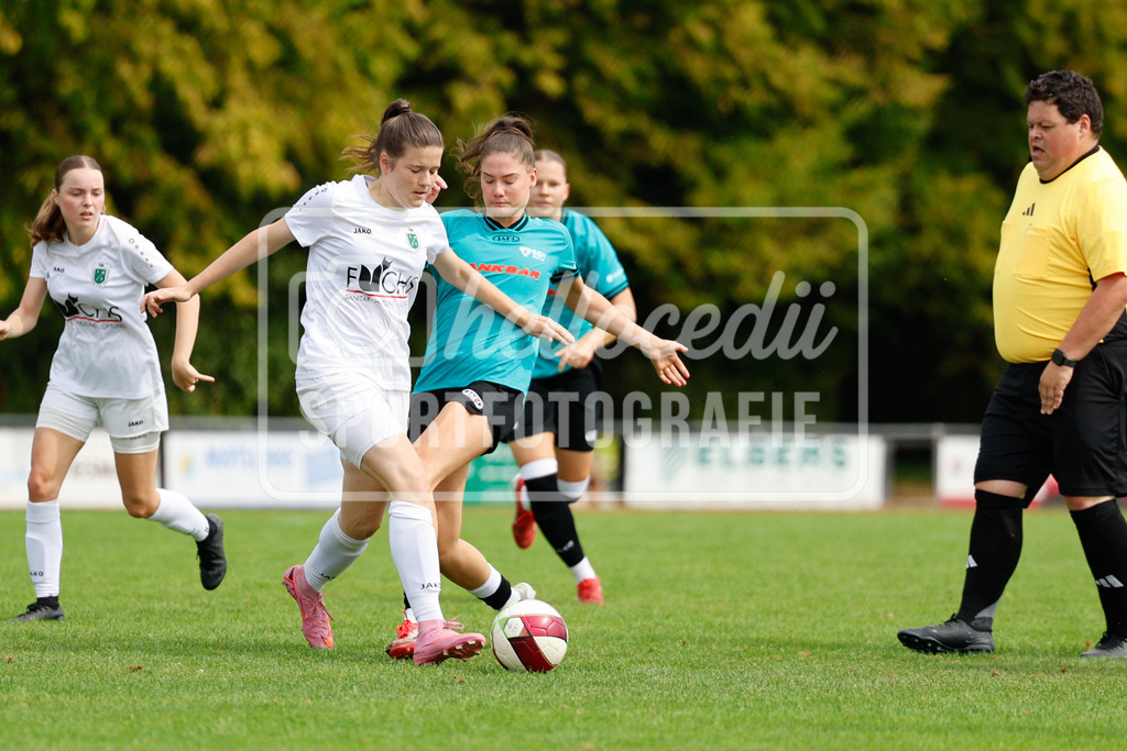Fußball I Frauen I Westfalenpokal 26-27 I DJK GW Amelsbüren - SSV Rhade  I 18650 | Kristin Herbers (4, DJK GW Amelsbüren) und Demi Ehler (10, SSV Rhade) im Zweikampf - Realisiert mit Pictrs.com