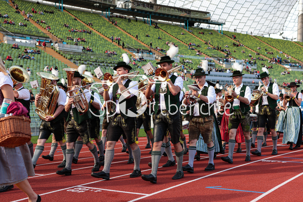 FC Bayern Muenchen - TSV 1860 Muenchen | Eine Blakapelle macht Stimmung im Muenchner Olympiastadion vorm Legendenderby