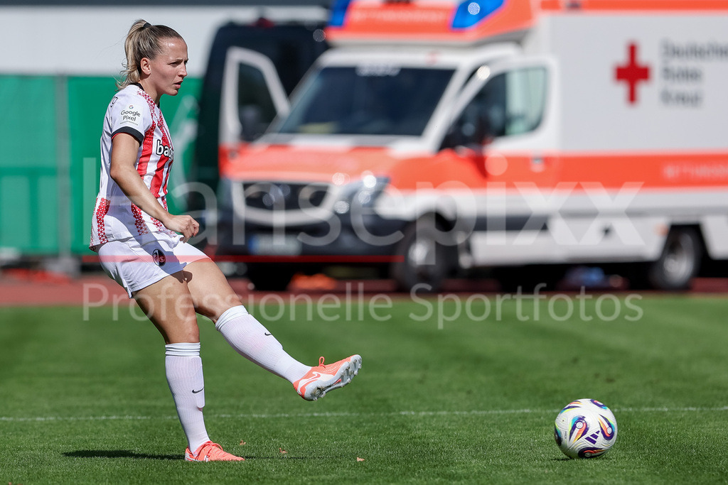 Fussball, Google Pixel Frauen-Bundesliga, SV Werder Bremen - SC Freiburg | Lisa Karl (SC Freiburg, 2) am Ball, Freisteller, Einzelbild, Ganzkörper, Aktion, Action, Spielszene, DIE DFB-RICHTLINIEN UNTERSAGEN JEGLICHE NUTZUNG VON FOTOS ALS SEQUENZBILDER UND/ODER VIDEOÄHNLICHE FOTOSTRECKEN. DFB REGULATIONS PROHIBIT ANY USE OF PHOTOGRAPHS AS IMAGE SEQUENCES AND/OR QUASI-VIDEO.