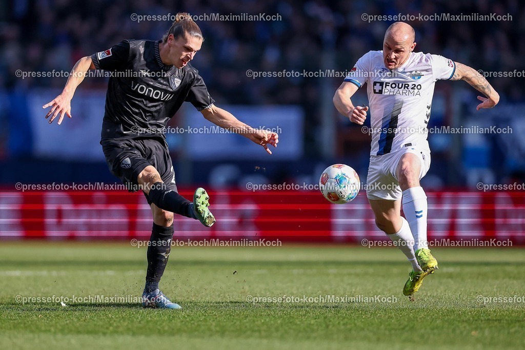 BOC14022601033 | 15.02.2026, Fußball, VfL Bochum - SC Paderborn 07, 2. Fußball Bundesliga, 22. Spieltag, Vonovia Ruhrstadion, Saison 2025 2026: Noah Loosli&nbsp;(VfL Bochum #20) im Zweikampf gegen  Sven Michel&nbsp;(SC Paderborn #11)  DFB regulations prohibit any use of photographs as image sequences and or quasi-video.