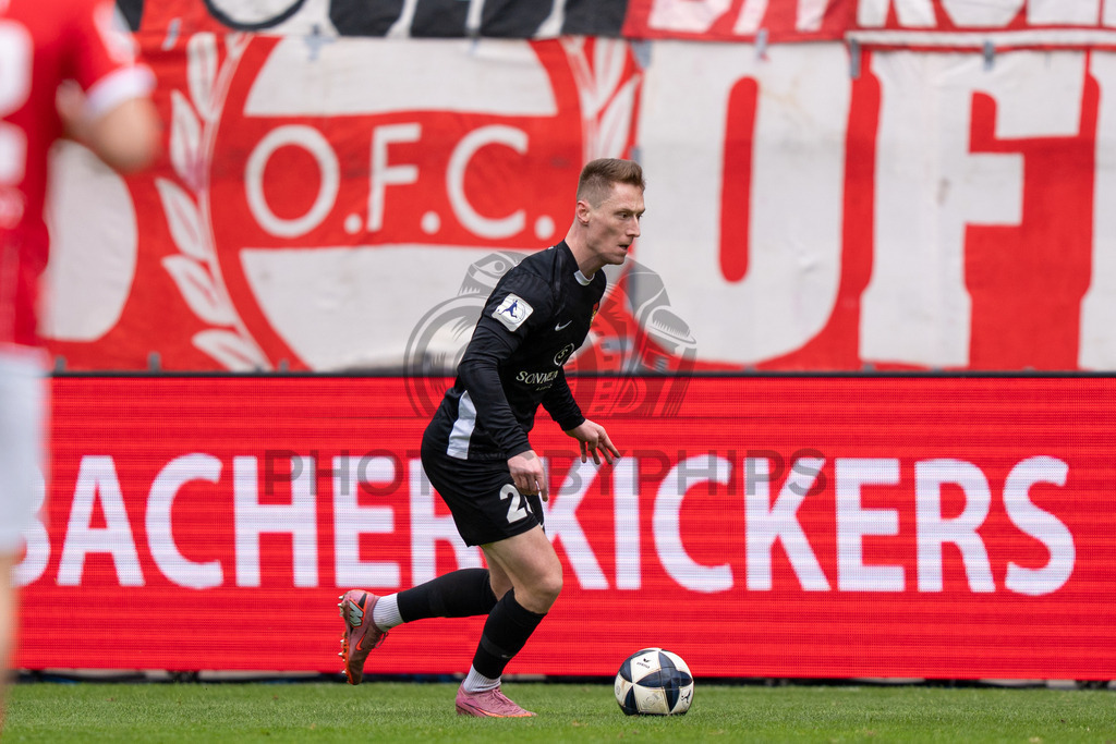 Kickers Offenbach vs. SG Sonnenhof Grossaspach, Fussball, Regionalliga Suedwest, 24. Spieltag, 14.03.2026 | Loris Maier (SG Sonnenhof Großaspach, #27) am Ball,Kickers Offenbach vs. SG Sonnenhof Grossaspach, Fussball, Regionalliga Suedwest, 24. Spieltag, 14.03.2026Foto: photosbyphips/Philip Ziegler