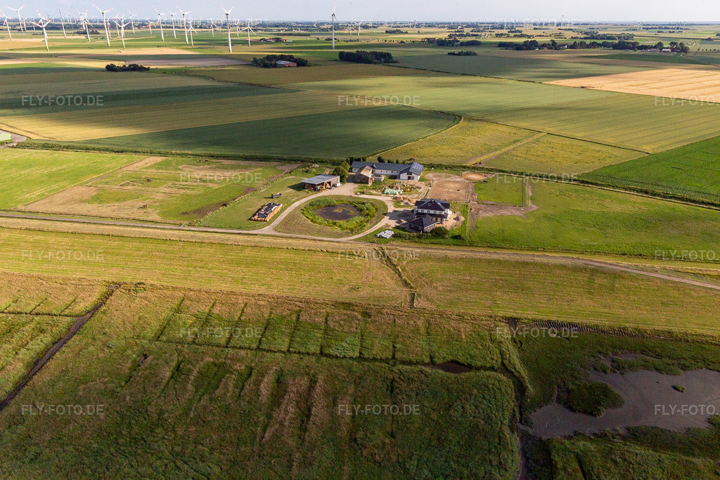 Luftbild: Schäperweg in Wesselburenerkoog im Bundesland Schleswig-Holstein in Deutschland. Foto: IMG_0007175.jpg vom 10.07.2021 durch Werner Riehm/FLY-FOTO.de