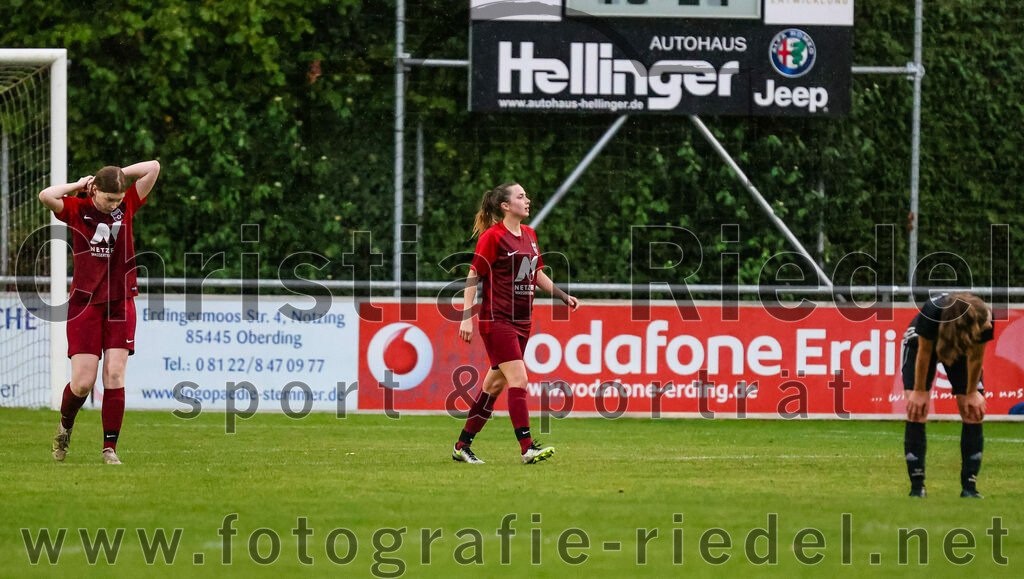 2023-10-14_068_FC_Schwaig_gegen_SV_Schechen | Oberding, Deutschland, 14.10.2023:
Fußball, Bezirksliga 2023 / 2024, 6. Spieltag, FC Schwaig gegen SV Schechen, Endergebnis: 4:3

Jubel nach dem 1:0 durch Emily Grimes (FC Schwaig, #13)

Foto: Christian Riedel / fotografie-riedel.net