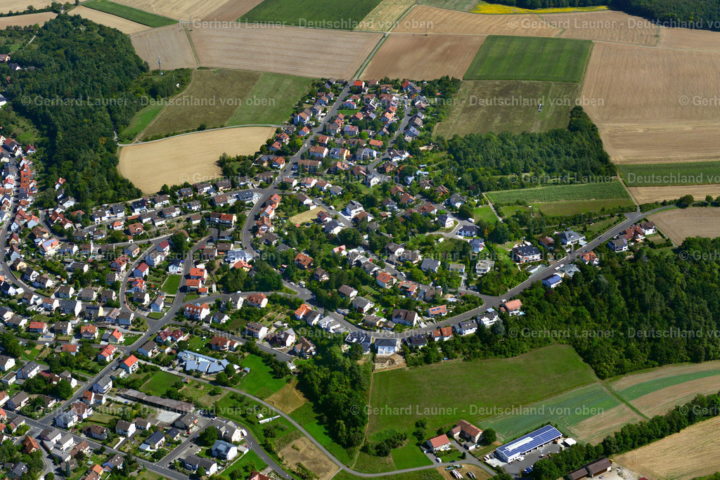 3650076 | GüNTERSLEBEN 31.08.2016 Wohngebiet einer Einfamilienhaus- Siedlung  in Güntersleben im Bundesland Bayern, Deutschland // Single-family residential area of settlement  in Güntersleben in the state Bavaria, Germany Foto: Gerhard Launer