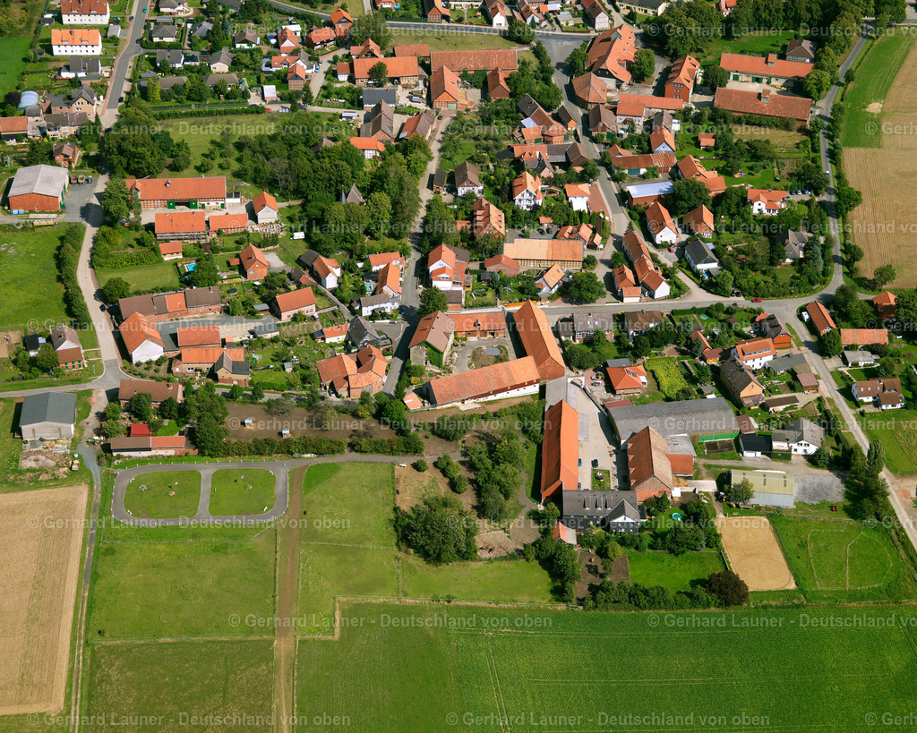 2638760 | STEINLAH 23.08.2006 Landwirtschaftliche Nutzflächen und Feldgrenzen  umsäumen das Siedlungsgebiet des Dorfes in Steinlah im Bundesland Niedersachsen, Deutschland // Agricultural land and field boundaries surround the settlement area of the village  in Steinlah in the state Lower Saxony, Germany Foto: Gerhard Launer