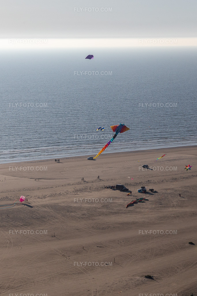 Aerial view: Kites on the beach in Fanø in the state South Denmark, Denmark.Photo: IMG_118813.jpg taken on 09/21/2019 by Werner Riehm/FLY-FOTO.comResolution of the original: 2294 x 3440 px