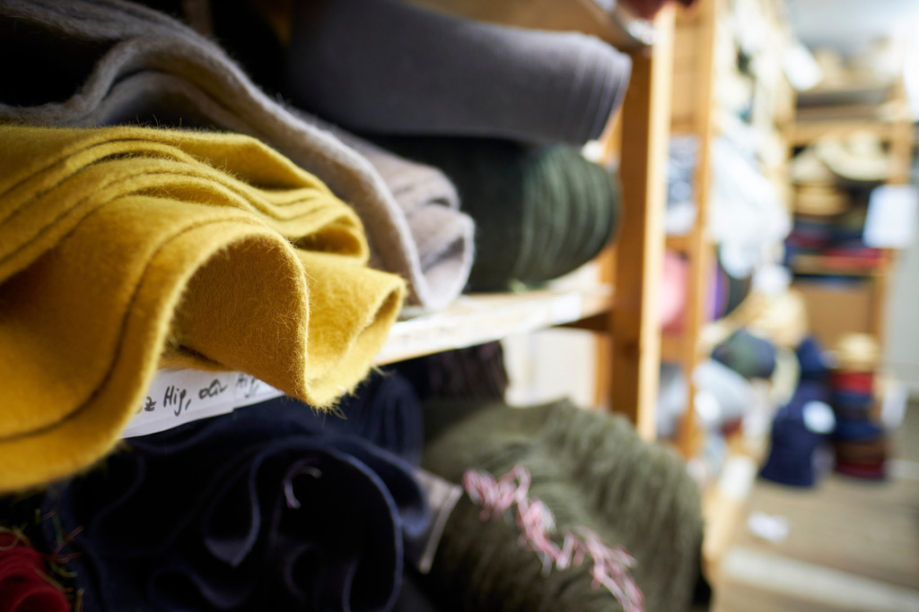 Mühlbauer Hutmanufaktur | WIen, Austria - March 04, 2020; Mühlbauer Hutmanufaktur; diverse Werkstoffe im Regal. - Realisiert mit Pictrs.com