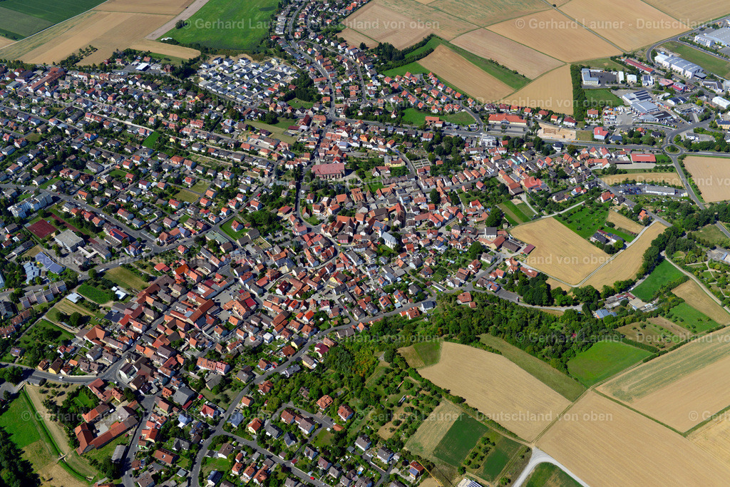 3650109 | ESTENFELD 31.08.2016 Stadtgebiet mit Außenbezirken und Innenstadtbereich am Rand von landwirtschaftlichen Feldern und Ackerflächen in Estenfeld im Bundesland Bayern, Deutschland // Urban area with outskirts and inner city area on the edge of agricultural fields and arable land in Estenfeld in the state Bavaria, Germany Foto: Gerhard Launer