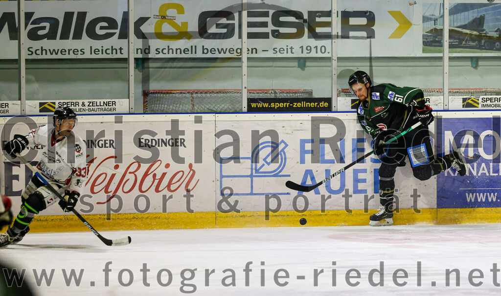 2022-11-06_100_TSV_Erding_gegen_EHC_Koenigsbrunn | Erding, Deutschland, 06.11.2022:
Eishockey, Bayernliga 2022 / 2023, 11. Spieltag, TSV Erding gegen EHC Königsbrunn, Endergebnis: 1:7

Peter Brückner (EHC Königsbrunn, #33), Roni Rukajärvi (Erding Gladiators, #61)

Foto: Christian Riedel / fotografie-riedel.net