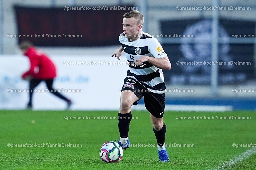 xYDRx06112501054 | 06.11.2025, xydrx, Fußball, Oberliga Westfalen, SG Wattenscheid 09 - FC Eintracht Rheine, Saison 2025 2026, Lohrheidestadion: Finn Wortmann (SG Wattenscheid 09 #27)