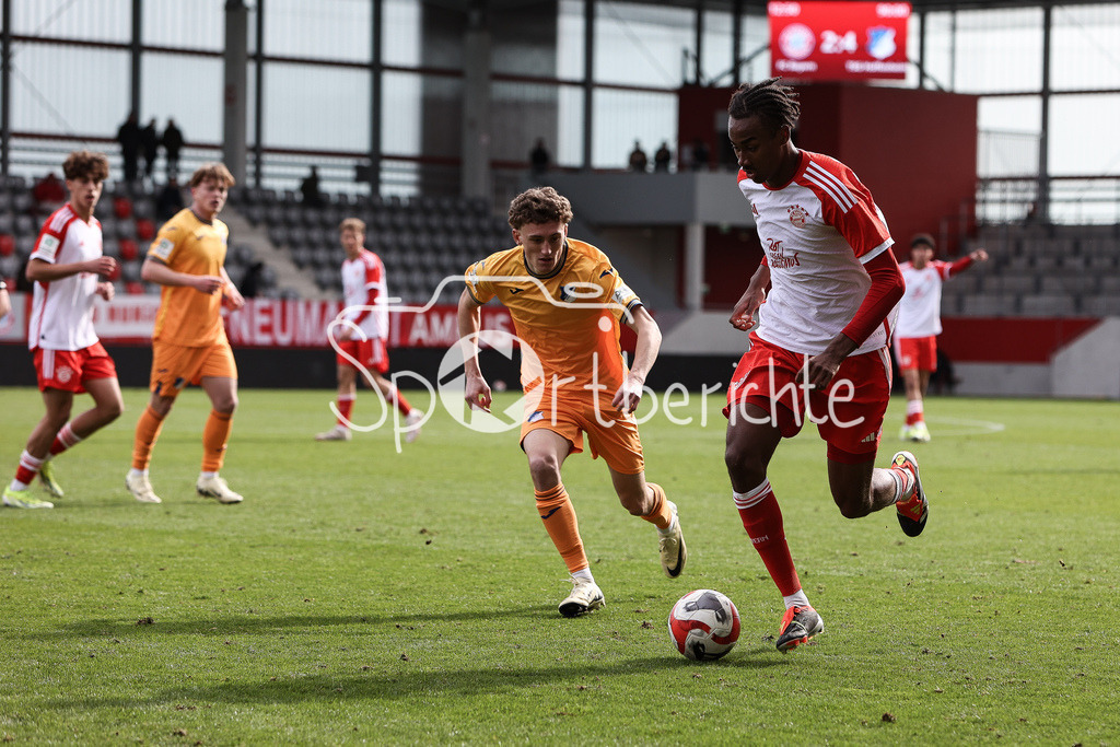 FC Bayern München U19 - TSG 1899 Hoffenheim U19 | im Duell Jonah KUSI-ASARE (FCB #9) mit David GIRMANN (TSG #14) / Zweikampf