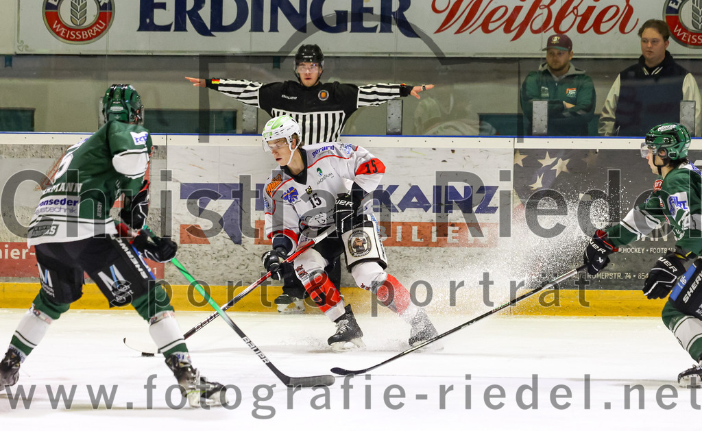 2023-10-29_023_TSV_Erding_gegen_TSV_Peissenberg | Erding, Deutschland, 29.10.2023:
Eishockey, Bayernliga Vorrunde 2023 / 2024, 5. Spieltag, TSV Erding gegen TSV Peißenberg, Endergebnis: 

Florian Zimmermann (Erding Gladiators, #5), Ryan Murphy (TSV Peissenberg, #15), Paul Wallek (Erding Gladiators, #44)

Foto: Christian Riedel / fotografie-riedel.net