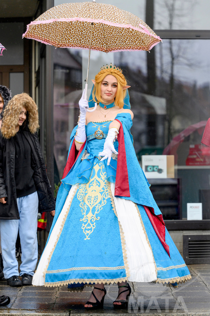 _DWA2249 | Trotz Nieselregen schlängelte sich der „Gaudiwurm“ am Sonntag durch die Nürnberger Innenstadt an tausenden Faschingsfans vorbei.  Nürnberg, 11.02.2024 - Realisiert mit Pictrs.com