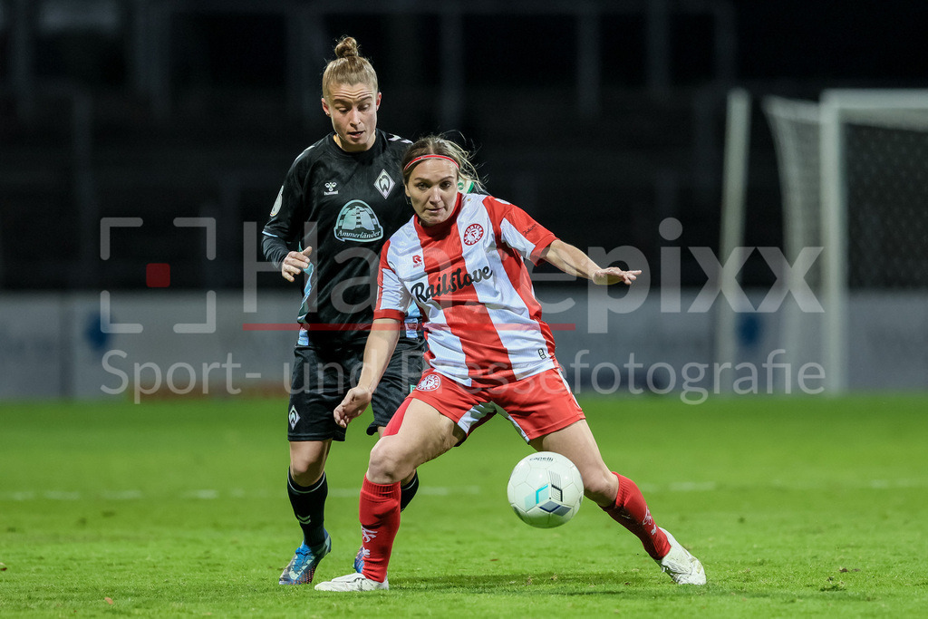 Fussball, DFB-Pokal Frauen, SC Fortuna Köln - SV Werder Bremen | v.li.: Michelle Ulbrich (SV Werder Bremen, 5) und Svenja Streller (SC Fortuna Köln, 16) im Zweikampf, Duell, Dynamik, Aktion, Action, Spielszene, DIE DFB-RICHTLINIEN UNTERSAGEN JEGLICHE NUTZUNG VON FOTOS ALS SEQUENZBILDER UND/ODER VIDEOÄHNLICHE FOTOSTRECKEN. DFB REGULATIONS PROHIBIT ANY USE OF PHOTOGRAPHS AS IMAGE SEQUENCES AND/OR QUASI-VIDEO.