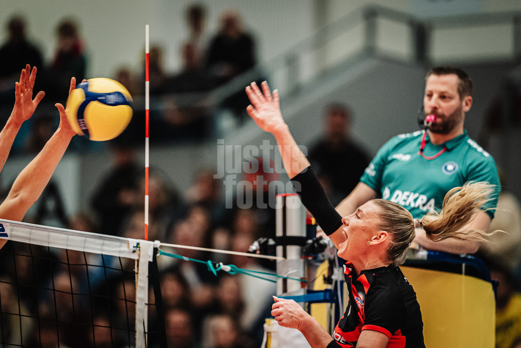 Volleyball | Frauen | Saison 2025/2026 | Volleyball Bundesliga | ETV Hamburger Volksbank Volleys vs. SSC Palmberg Schwerin | 17.01.2026 | Angriff von Lina Köster (#3, ETV Hamburger Volksbank Volleys)