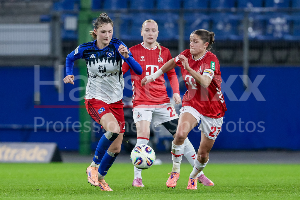 Fussball, Google Pixel Frauen-Bundesliga, Hamburger SV - 1. FC Köln | v.li.: Lotta Wrede (Hamburger SV, 32) und Laura Feiersinger (1. FC Köln, 27) im Zweikampf, Duell, Dynamik, Aktion, Action, Spielszene, DIE DFB-RICHTLINIEN UNTERSAGEN JEGLICHE NUTZUNG VON FOTOS ALS SEQUENZBILDER UND/ODER VIDEOÄHNLICHE FOTOSTRECKEN. DFB REGULATIONS PROHIBIT ANY USE OF PHOTOGRAPHS AS IMAGE SEQUENCES AND/OR QUASI-VIDEO.