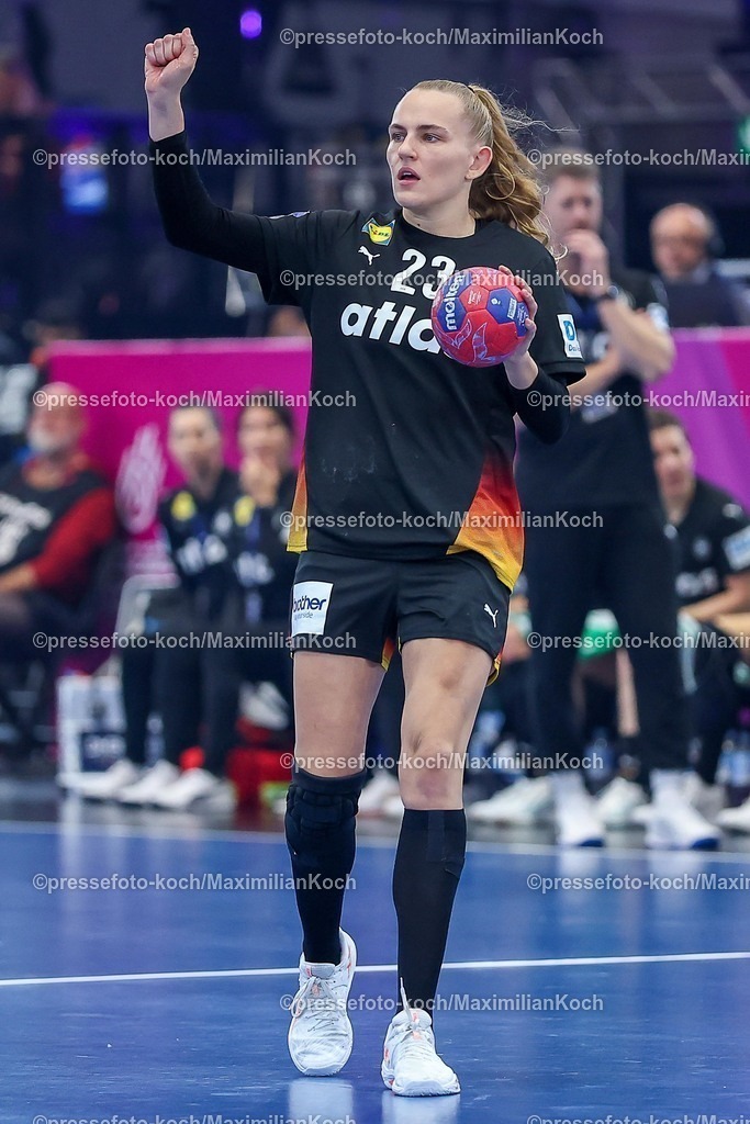 IHF09122502053 | 09.12.2025, Handball WM Frauen, Viertelfinale, Deutschland - Brasilien, 27th IHF Women's Handball World Championship, Westfalenhalle Dortmund: Annika Lott (GER #23) 