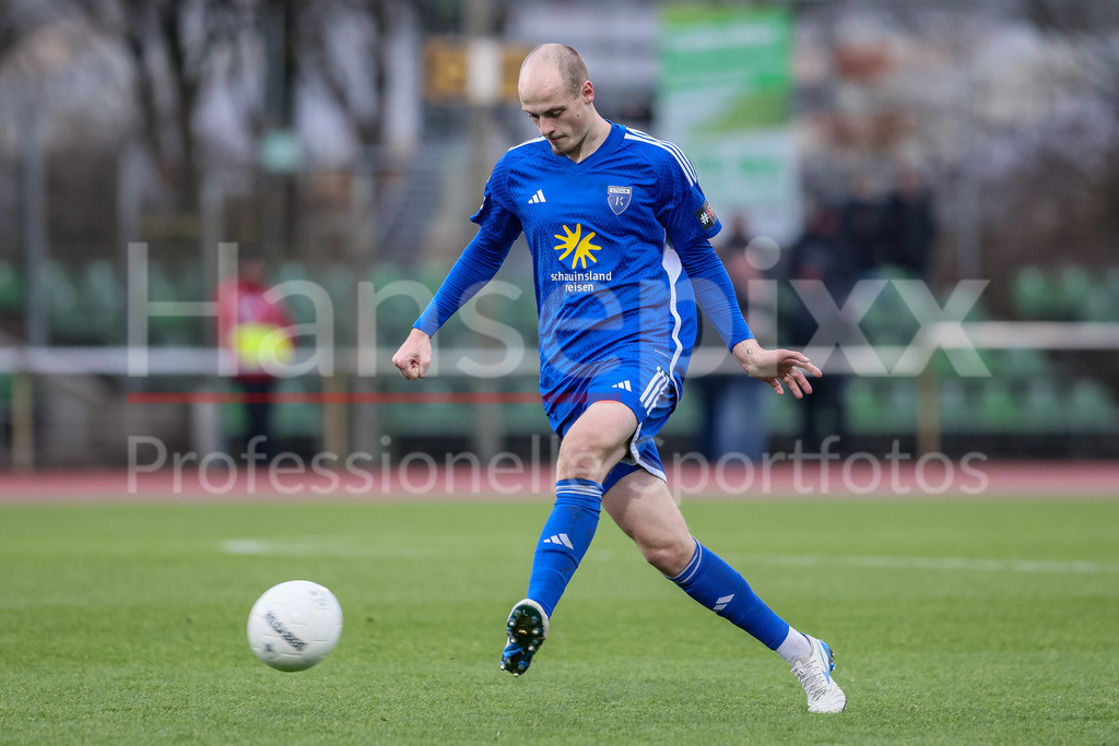 Fussball, Regionalliga Nord, SV Werder Bremen II - BSV Kickers Emden | v.li.: Tim Dietrich (Kickers Emden, 2) am Ball, Freisteller, Einzelbild, Ganzkörper, Aktion, Action, Spielszene