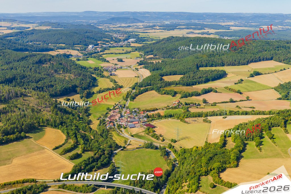 Klassische Luftaufnahme ohne Drohne zeigt:Leutendorf bei Mitwitz - Die Luftbildaufnahme wurde 2025 vom UL-Flugzeug heraus erstellt ( keine Drohne ) - Hochauflösende Luftaufnahme -Nicht vergleichbar mit Google Maps oder Satelittenbilder- Die Geschenkidee !Mit Lizenz und Bildrechte bestellbar