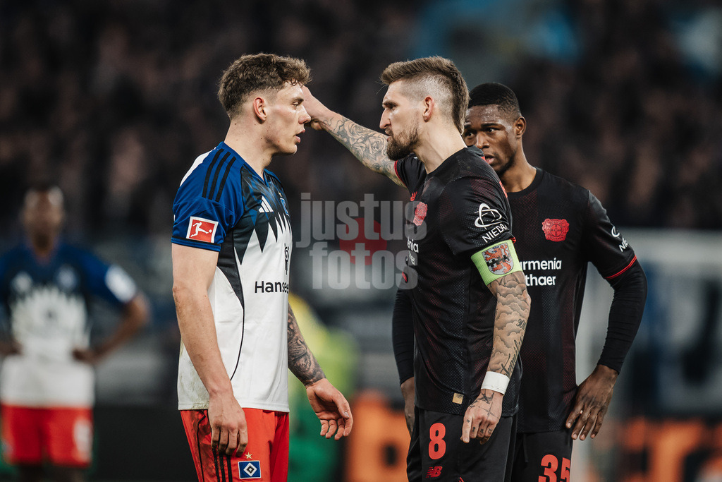 Fußball | Männer | Saison 2025/2026 | 1. Fußball-Bundesliga | 17. Spieltag | Hamburger SV vs. Bayer 04 Leverkusen | 04.03.2026 | nach dem Abpfiff Wortgefecht zwischen Nicolai Remberg (#21, HSV) links und Robert Andrich (#8, Bayer 04 Leverkusen) rechts