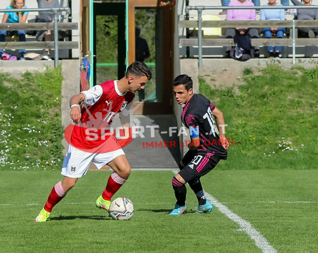 AUSTRIA U15 - MEXICO U15 | PIERRE MOHR (Austria #17) Hugo Figueroa (Mexico #10) ; AUSTRIA U15 - MEXICO U15 am 29.04.2022 in Arnoldstein
(Sportplatz), AUSTRIA, (Photo by Ernst Krawagner sport-fan.at) - Realisiert mit Pictrs.com