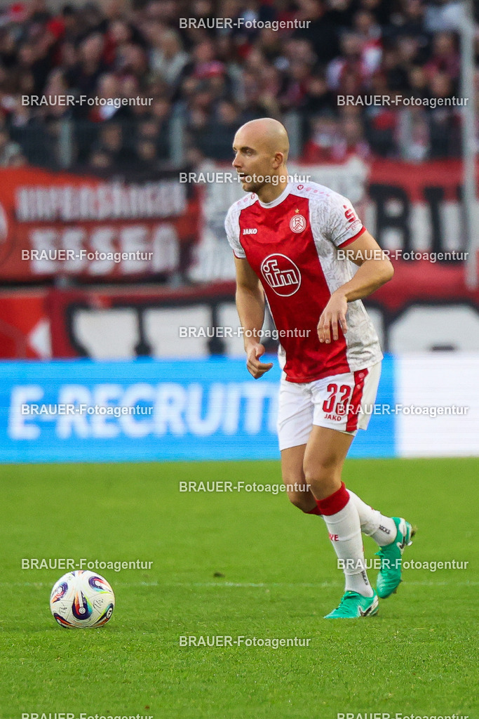 Rot-Weiss Essen - 1.Fc Schweinfurt | Essen, Deutschland, 02.11.2025 Tobias Kraulich  (Rot-Weiss Essen) in Einzelaktionwährend des 3.Liga Spiels zwischen  Rot-Weiss Essen und 1.Fc Schweinfurt am 02.11.2025 im Stadion an der Hafenstraße in Essen. (Foto von Timo Bluhmki-Schmidt/Brauer Fotoagentur