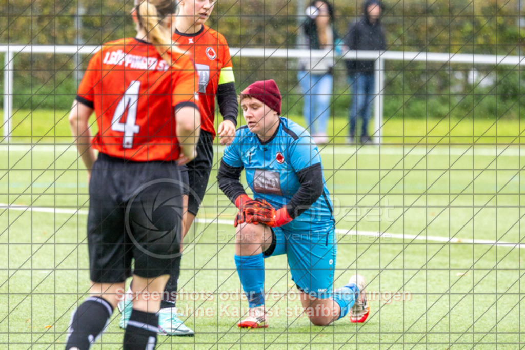 20251005_113825_0301 | #,1.Göppinger SV (rot) vs. SGM Aufhausen/Nellingen (grau), Fußball, Frauen-Regionenliga 3 - WfV, 04. Spieltag, Saison 2025/2026, Kunstrasenplatz Nord, Hohenstaufenstr. 116, 73033 Göppingen, 05.10.2025 - 11:00 Uhr,Foto: PhotoPeet-Sportfotografie/Peter Harich