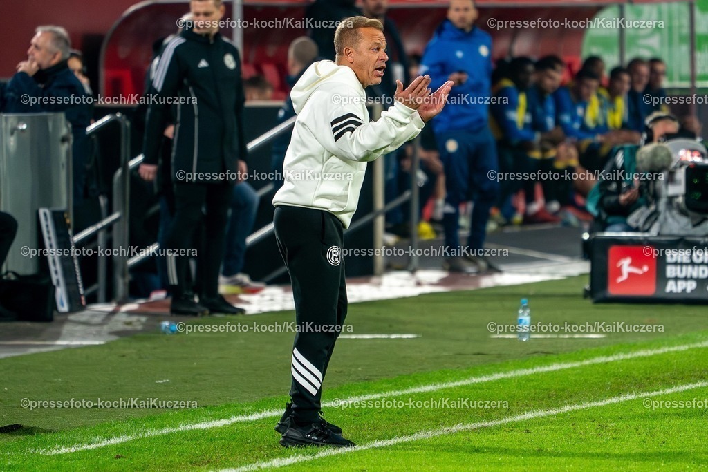 xKKU17102501026 | 17.10.2025, xKKUx, Fußball, Fortuna Düsseldorf - Eintracht Braunschweig, 2. Fußball Bundesliga, Merkur Spiel-Arena, Saison 2025 2026: Cheftrainer Markus Anfang (Fortuna Düsseldorf #hc) gestikulierend am Spielfeldrand  DFB regulations prohibit any use of photographs as image sequences and or quasi-video.