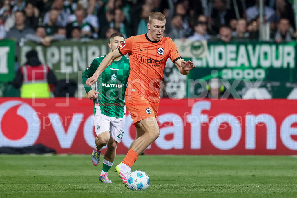 Fussball, Bundesliga, SV Werder Bremen - Eintracht Frankfurt | v.li.: Rasmus Kristensen (Eintracht Frankfurt, 13) am Ball, Einzelbild, Ganzkörper, Aktion, Action, Spielszene, DIE DFL-RICHTLINIEN UNTERSAGEN JEGLICHE NUTZUNG VON FOTOS ALS SEQUENZBILDER UND/ODER VIDEOÄHNLICHE FOTOSTRECKEN. DFL REGULATIONS PROHIBIT ANY USE OF PHOTOGRAPHS AS IMAGE SEQUENCES AND/OR QUASI-VIDEO.