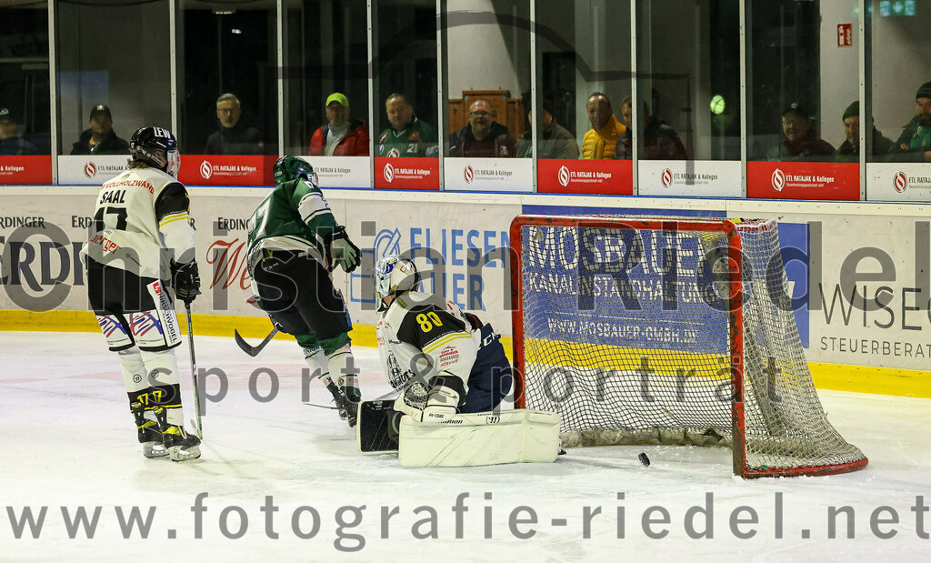 2023-11-17_059_TSV_Erding_gegen_EA_Schongau | Erding, Deutschland, 17.11.2023:
Eishockey, Bayernliga Vorrunde 2023 / 2024, 10. Spieltag, TSV Erding gegen EA Schongau, Endergebnis: 12:4

Stefan Saal (EA Schongau, #17), Philipp Michl (Erding Gladiators, #77), Torwart Xaver Nagel (EA Schongau, #80)

Foto: Christian Riedel / fotografie-riedel.net