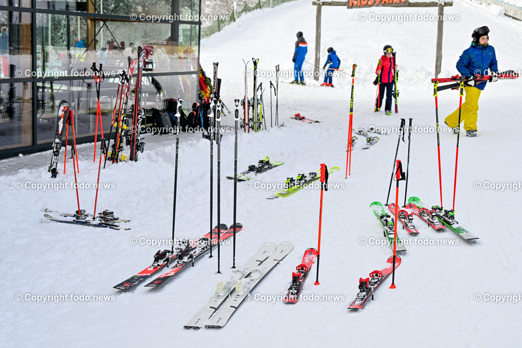 Hochficht_ Skigebiet_ Boehmerwald_ Saisonopening_ 08.12.2023-77 | 08.12.2023, Hochficht, AUT, Skigebiet Hochficht, Boehmerwald, Saisonopening 2023, im Bild Ski, Stoecke, Restaurant, Feature, Symbolbild