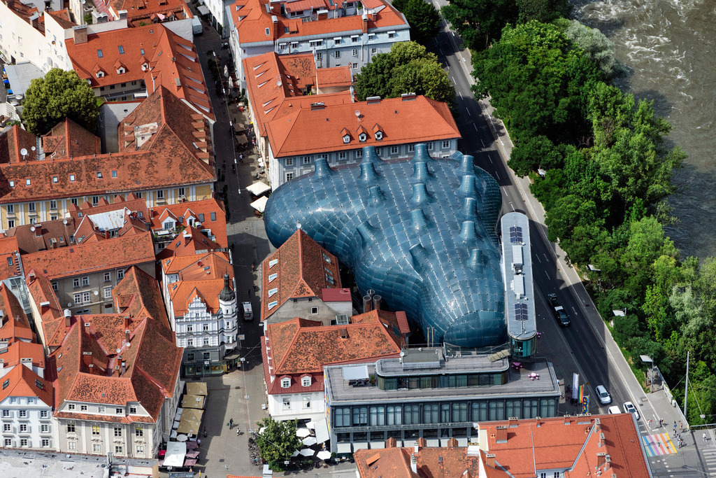 dr__0092516.jpg | GRAZ 14.06.2022 Museum- und Ausstellungs- Gebäude- Ensemble Kunsthaus Graz, Museum für Zeitgenössische Kunst in Graz in Steiermark, Österreich. 