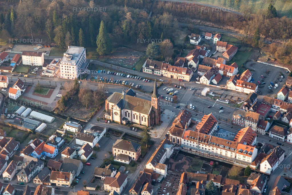 Vue aérienne: Locaux de fonderie de la FONDERIE DE NIEDERBRONN à Niederbronn-les-Bains dans le département Bas Rhin, France – .Photo: IMG_105263.jpg prise le 25/03/2018 par Werner Riehm/FLY-FOTO.eu – Résolution de l'original: 5472 x 3648 px