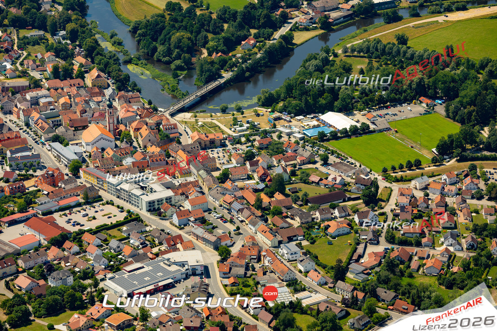 Das Luftbild der Stadt Roding wurde 2022 vom Flugzeug heraus erstellt (keine Drohnen-Aufnahmen) Aufnahmehöhe ca.450 Meter- hohe Bildauflösung und Druck-Qualität. Garantiert!