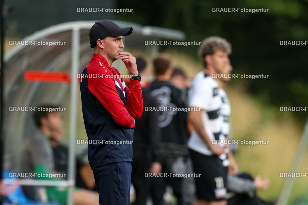1_KFCWAT_20250723_0864.JPG -  - KFC Uerdingen - SG Wattenscheid 09 - Testspiel | Krefeld, Deutschland, 23.07.25: Trainer Julian Stöhr (KFC Uerdingen) schaut waehrend des Testspiel Spiels zwischen KFC Uerdingen - SG Wattenscheid 09 in der Covestro Sportpark am 23. July 2025 in Krefeld, Deutschland. (Foto von Stefan Brauer/Brauer-Fotoagentur)