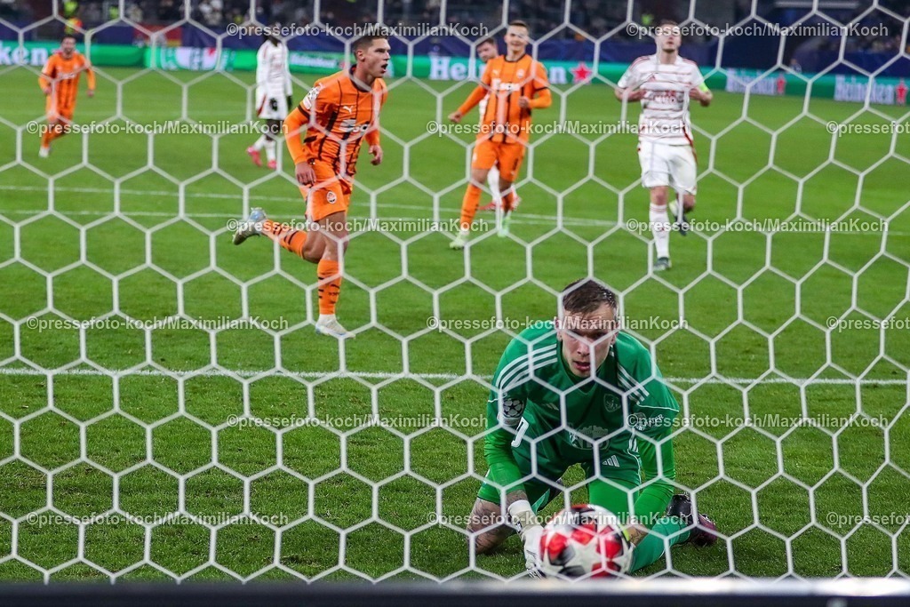 UCL22012501017 | 22.01.2025, Fußball, UEFA Champions League, Schachtar Donezk - Stade Brestois 29, Arena AufSchalke Gelsenkirchen, 7. Spieltag Saison 2024 2025: Torschütze Georgiy Sudakov (Schachtar Donezk #10) verwandelt den Elfmeter gegen Torwart Marco Bizot (Stade Brest #40) zum 2:0