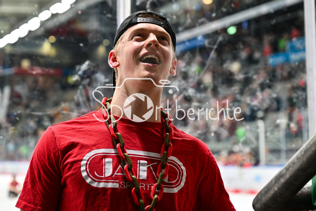 Augsburger Panther - Löwen Frankfurt | AUGSBURG, GERMANY - 16. JANUARY: Die Spieler der Hausherren feiern zusammen mit den Fans den Heimsieg gegen Frankfurt nach dem Match zwischen den Augsburger Panthern und den Löwen Frankfurt am 40. Spieltag der penny DEL im Curt Frenzel Stadion - Sebastian ZWICKL (Augsburger Panther 83)