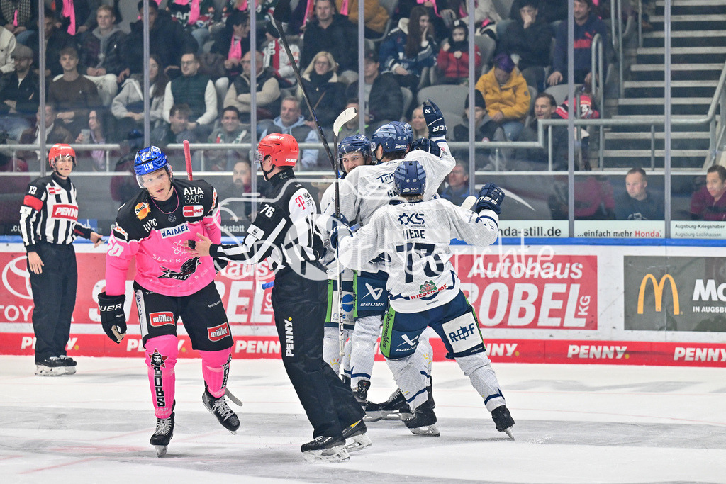 Augsburger Panther - Straubing Tigers | Jubel der Gaeste nach dem Treffer zum 0-2 durch Joshua SAMANSKI (Straubing Tigers #8) / Freude / happy / Tor / Torschuezte / DEL: Augsburger Panther - Straubing Tigers, Curt Frenzel Stadiom am 20.10.2024