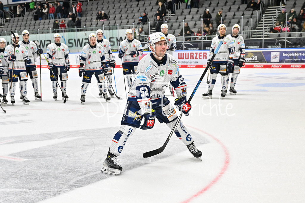 Augsburger Panther - Iserlohn Roosters | Die Spieler der Roosters bedanken sich bei den mitgereisten FAns nach dem Sieg in Augsburg / DEL: Augsburger Panther - Iserlohn Roosters, Curt Frenzel Stadion am 17.11.2024 / Sven ZIEGLER (Iserlohn Roosters 52)