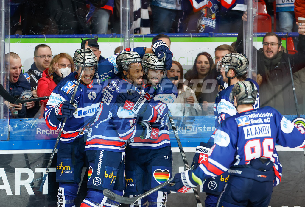 Iserlohn Roosters - Duesseldorfer EG | 
DEL: Iserlohn Roosters - Duesseldorfer EG - Realisiert mit Pictrs.com