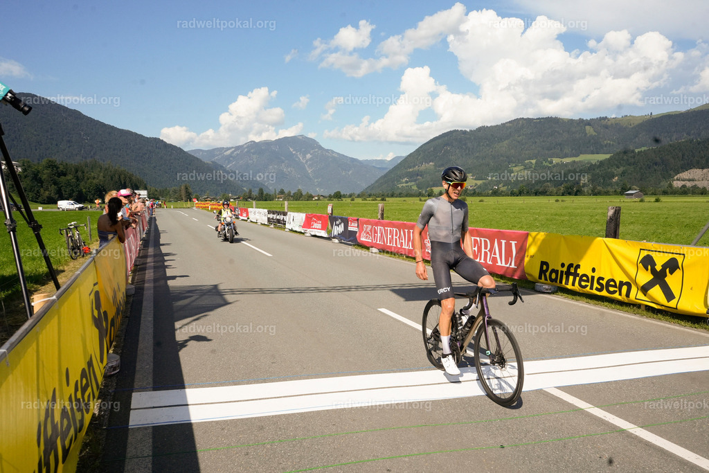 933_20230817_Bewerb_Maenner_Muehlanger | AUT - OESTERREICH, 2023-08-16: SPORT RENNRAD-FAHREN - 55. INTERNATIONALER RADWELTPOKAL IN ST. JOHANN IN TIROL  - Vintage-Radrennen mit WM-Bronze-Medaillen-Siegerin Christina Schweinberger, den Teilnehmer und Alexander Baumann (vom Orginastions-Team) - TAG 2 BEWERB MAENNER IN SECHS GRUPPEN  ; Foto: Roland Muehlanger