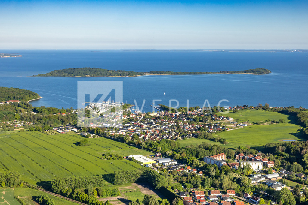 Wandbild-Insel-Vilm-Lauterbach-Luftbild-Ostsee-0U3A3063 | Luftbild von Lauterbach mit seinem Hafen und der Insel Vilm im Hintergrund - Realisiert mit Pictrs.com