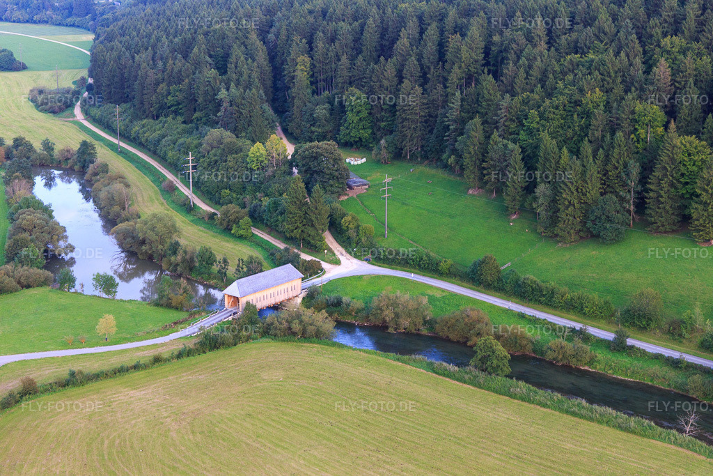 Luftbild: Prinz Linus Brücke - historischen Holzbrücke für den König Marvin Donauradweg über die Donau im Ortsteil Zimmern in Immendingen im Bundesland Baden-Württemberg in Deutschland. Foto: IMG_102787.jpg vom 25.08.2017 durch Werner Riehm/FLY-FOTO.de