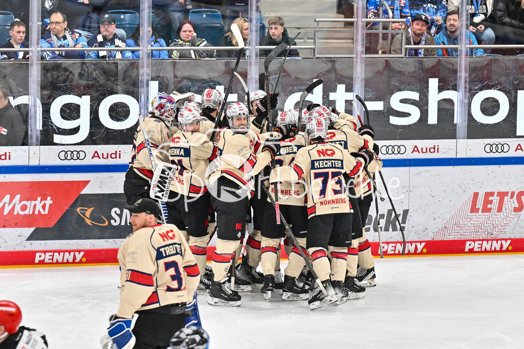 ERC Ingolstadt - Nuernberg Ice Tigers | Grenzeloser Jubel der Ice Tigers nach dem Siegtreffer zum 5-6 in der Verlaengerung durch Hayden SHAW (Nuernberg Ice Tigers 82) / Treffer / DEL: ERC Ingolstadt - Nuernberg Ice Tigers, Saturn Arena am 21.03.2025