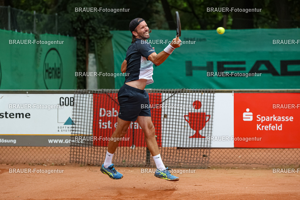 HTC Blau-Weiß Krefeld - LTTC Rot-Weiß Berlin  | Krefeld, Deutschland 21.07.2023, Gero Kretschmer (HTC Blau-Weiß Krefeld) gegen Nino Ehrenschneider (LTTC Rot-Weiss Berlin) ,

bei der 2. Tennis Bundesliga Nord Begegnung zwischen HTC Blau-Weiß Krefeld und LTTC Rot-Weiß Berlin am 21.07.2023 in Krefeld.

(Foto: BRAUER-Fotoagentur)
 
