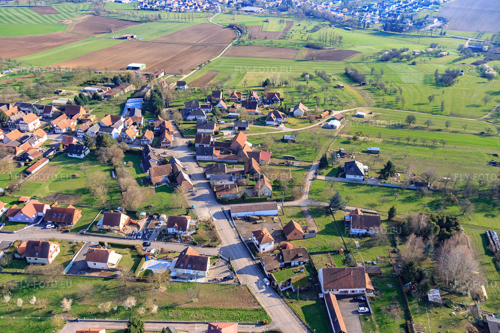 Vue aérienne: Rue Principale à Retschwiller dans le département Bas Rhin, France – .Photo: IMG_086666.jpg prise le 26/03/2016 par Werner Riehm/FLY-FOTO.eu – Résolution de l'original: 5472 x 3648 px