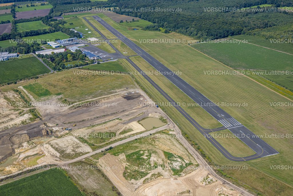 Bottrop250801316Kirchhellen | Luftbild, Flugplatz der Flugplatzgesellschaft Schwarze Heide mbH Startbahn und Landebahn, Flughafengebäude und Baustelle, Hünxe, Ruhrgebiet, Nordrhein-Westfalen, Deutschland
